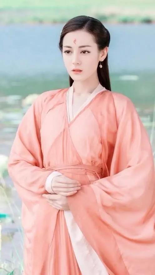 迪丽热巴春晚变身人鱼公主