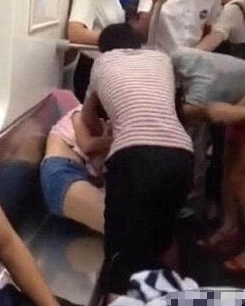 女孩乘地铁吐血后立即拿衣服擦拭 女孩乘地铁吐血后立即拿衣服擦拭