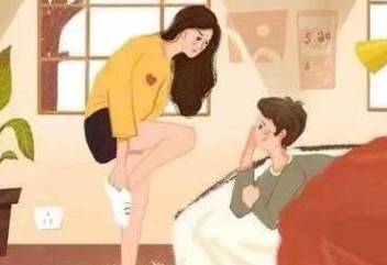 女子把孩子哄睡后依偎在老公怀里