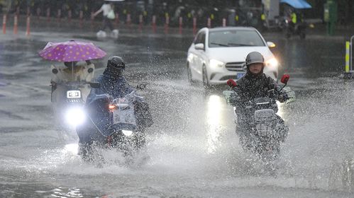 广州暴雨天多人救助被激流冲走市民