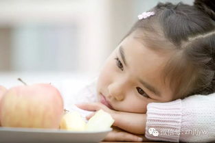 3岁孩子懂事成为妈妈的“小护工”