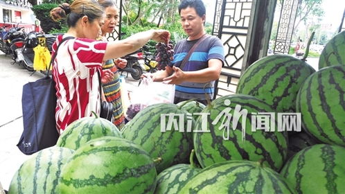 流动瓜摊老板往西瓜上抹不明液体
