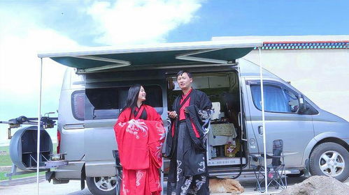 网友街头偶遇用露营车拉现金