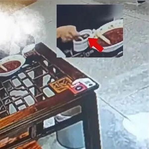 男子吃完面加6勺辣椒酱被店主曝光