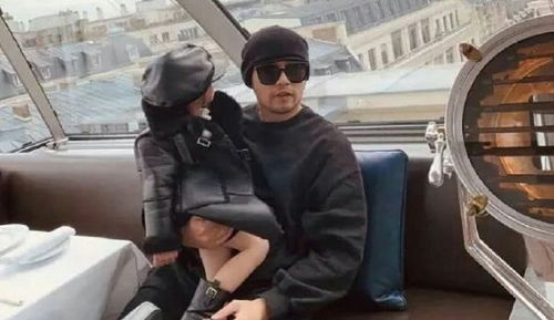 吴克群在广西晒出“背基尼”