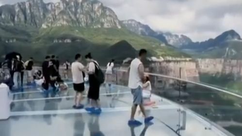 男童用伞扎裂5A景区玻璃观景台