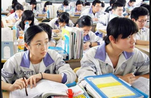 考生查分后开心到手舞足蹈