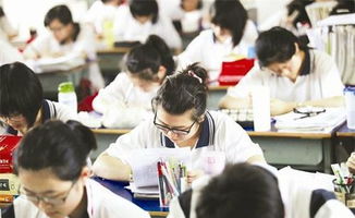 女生高考近700分，不比吃穿比学习，她用汗水铸就辉煌