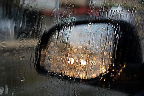暴雨中的惊险之旅—游客体验大摆锤的奇幻经历