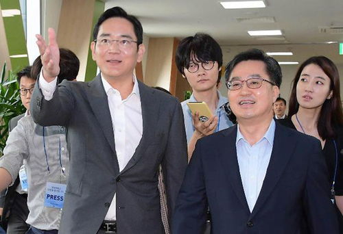 李在明90度鞠躬致谢，韩国两大财阀助力企业重生
